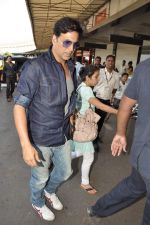 Akshay Kumar leave for Dubai on 7th Nov 2012 (5).JPG